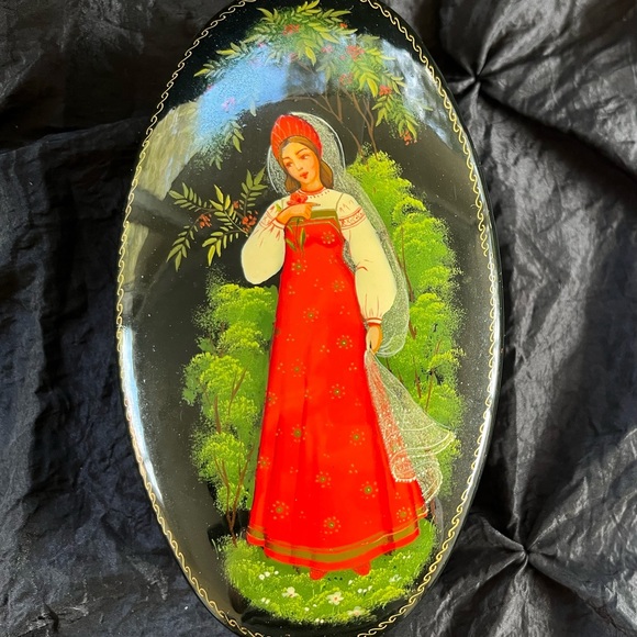 ⚡️SOLD⚡️ Vintage Russian Hand Painted Lady Black Lacquer Metal Oval Trinket Box - Picture 1 of 3